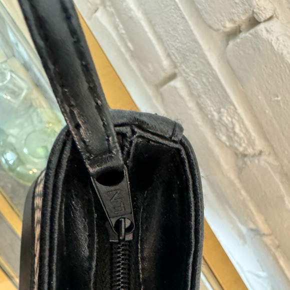 LeSac Black and Cream Woven Handbag with  Zip Closure. May be vintage. - Picture 3 of 7